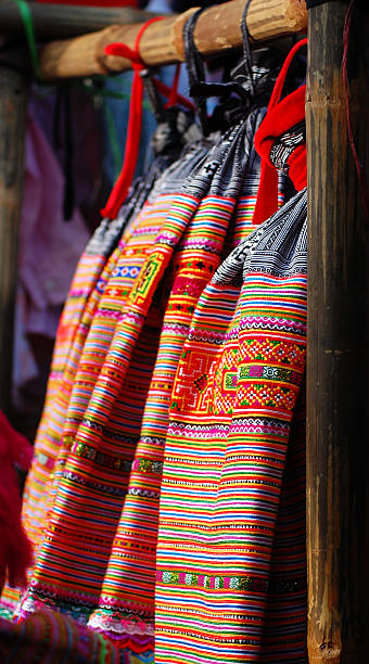 hmong abito al mercato, a nord del vietnam - vietnam vietnamese culture vietnamese ethnicity north vietnam foto e immagini stock