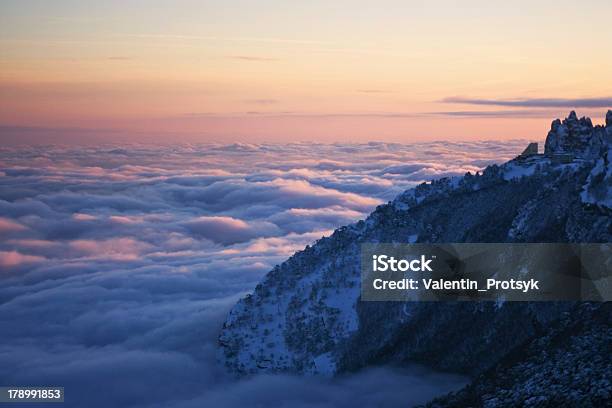 Nebbia In Montagna - Fotografie stock e altre immagini di Ai-Petri Mountain - Ai-Petri Mountain, Collina, Composizione orizzontale