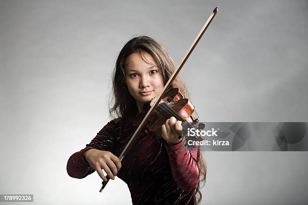 Mädchen Mit Geige Stockfoto und mehr Bilder von Geige - Geige, Asiatischer und Indischer Abstammung, Attraktive Frau