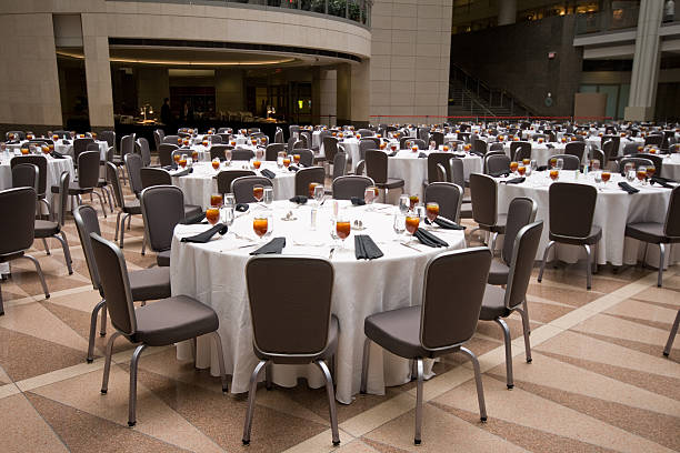 quarto amplo situado para um banquete, mesas redondas - banquete - fotografias e filmes do acervo