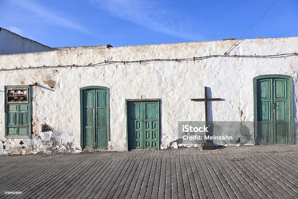 old chalked con ventana y pared interna de la puerta - Foto de stock de Isla de Lanzarote libre de derechos