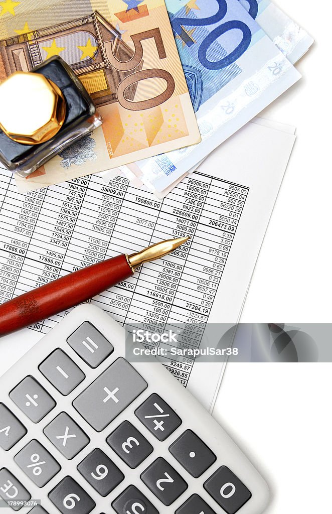 La calculatrice, Stylo et encre et de l'argent sur des documents. - Photo de Affaires libre de droits