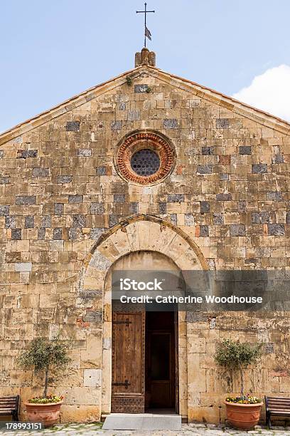 Iglesia En Monteriggioni Foto de stock y más banco de imágenes de 2013 - 2013, Aldea, Azul