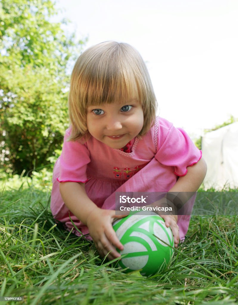 La ragazza con la palla - Foto stock royalty-free di Aiuola