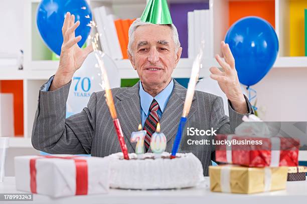 Alter Mann Feiert 70 Geburtstag Stockfoto und mehr Bilder von 70-79 Jahre - 70-79 Jahre, Aktiver Senior, Alter Erwachsener