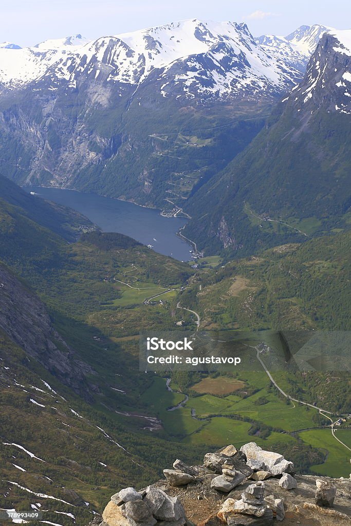 Fiordo di Geiranger e montagna dal Monte Dalsnibba, Norvegia - Foto stock royalty-free di Ambientazione esterna