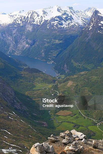 Fiordu Geiranger I Mountain Od Mount Dalsnibba Norwegia - zdjęcia stockowe i więcej obrazów Bez ludzi
