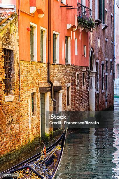 Gôndola Cruzar Um Canal Em Veneza Italy Itália - Fotografias de stock e mais imagens de Antigo - Antigo, Ao Ar Livre, Arcaico