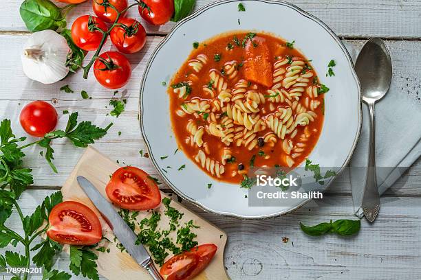 Foto de Caseira Sopa De Tomate E Legumes Frescos e mais fotos de stock de Alho - Alho, Alimentação Saudável, Almoço