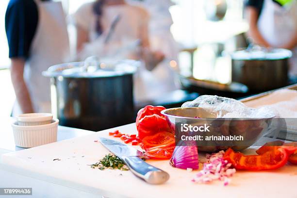 Nudeln Mit Hühnchen Stockfoto und mehr Bilder von Essen zubereiten - Essen zubereiten, Fotografie, Frische