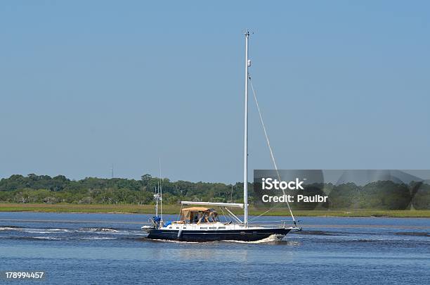 Veleiro Cruising No Rio - Fotografias de stock e mais imagens de Ao Ar Livre - Ao Ar Livre, Atividade Recreativa, Atividades ao Ar Livre