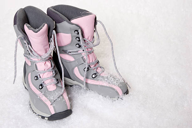 botas en la nieve - bota de la nieve fotografías e imágenes de stock