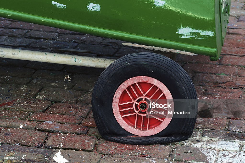 Desinflado tire con rueda con pantalla plana - Foto de stock de Agujero libre de derechos