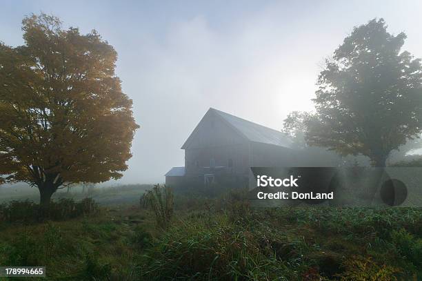 Um Velho Celeiro Com Nevoeiroweather Forecast Cedo De Manhã - Fotografias de stock e mais imagens de Ambiente dramático