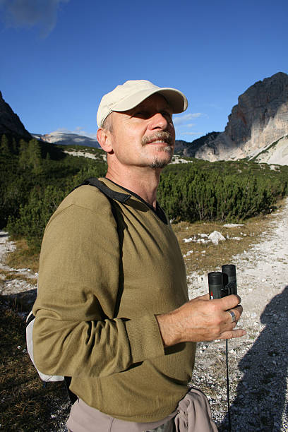 excursionistas en alpes dolomíticos italia - pursuit binoculars mountain sky fotografías e imágenes de stock