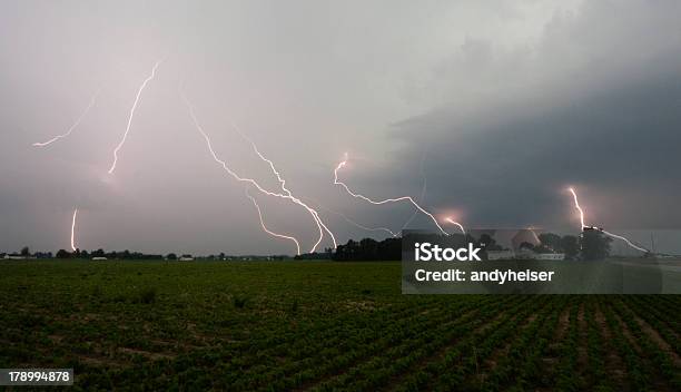 Foto de Tempestade De Relâmpagos Sobre Um Campo e mais fotos de stock de Relâmpago - Relâmpago, Casa de fazenda, Fazenda