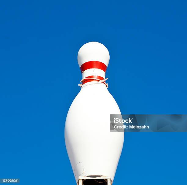 Bowling Pin In Blauen Himmel Stockfoto und mehr Bilder von Blau - Blau, Bowling, Bowlingkegel