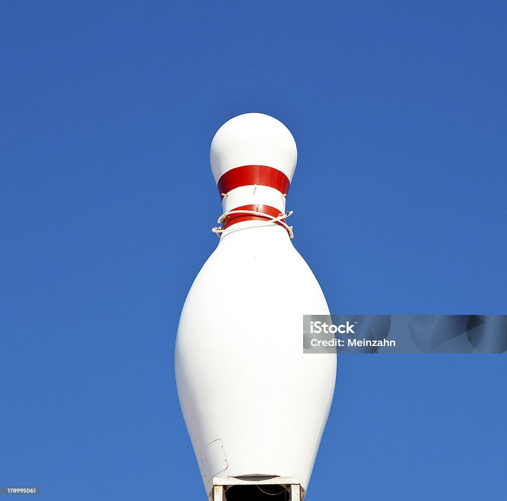 Quille de bowling dans ciel bleu - Photo de Blanc libre de droits