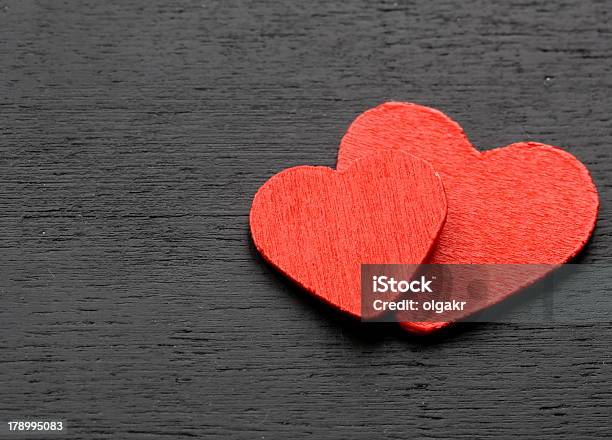 Dois Corações De Madeira Vermelhosímbolo Do Amor - Fotografias de stock e mais imagens de Alegoria - Alegoria, Amor, Artigo de Decoração