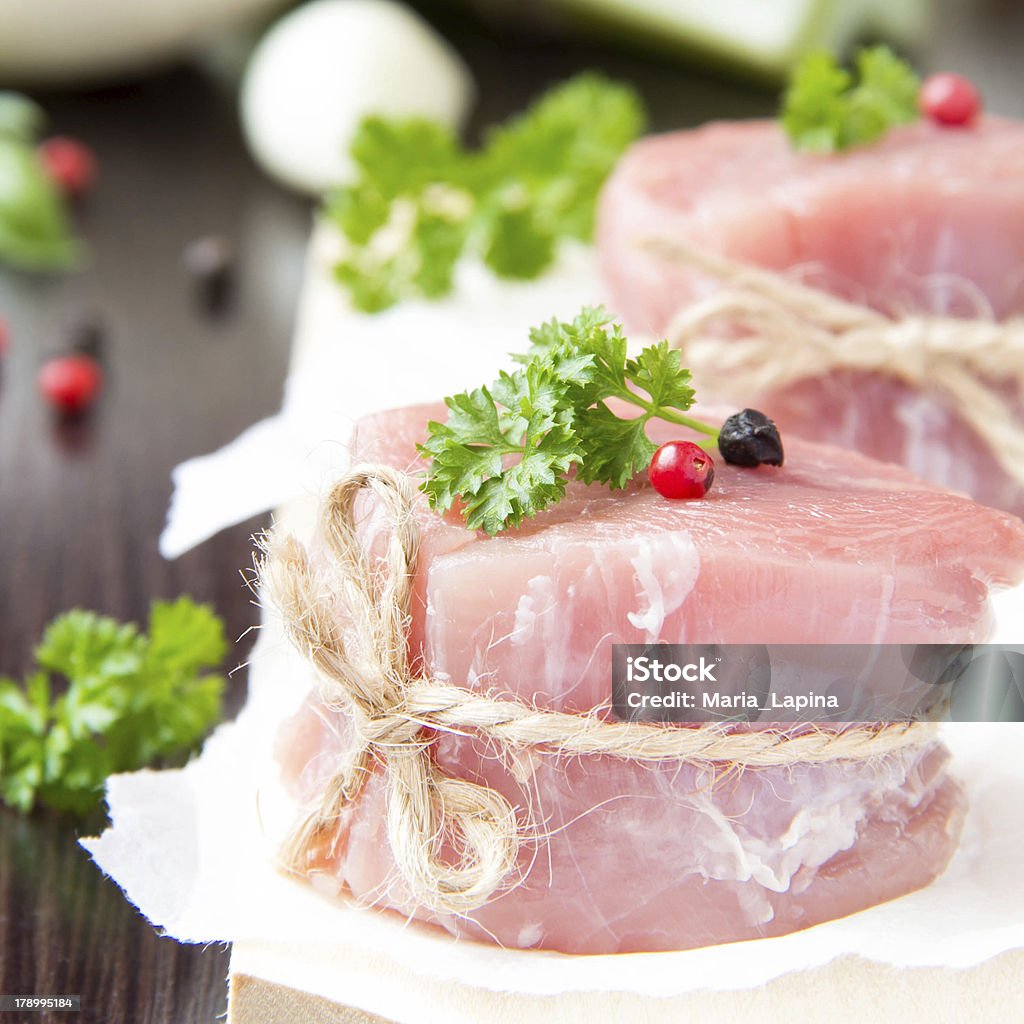 Filete de carne fresca de materias primas con especias y hierbas - Foto de stock de Alimento libre de derechos