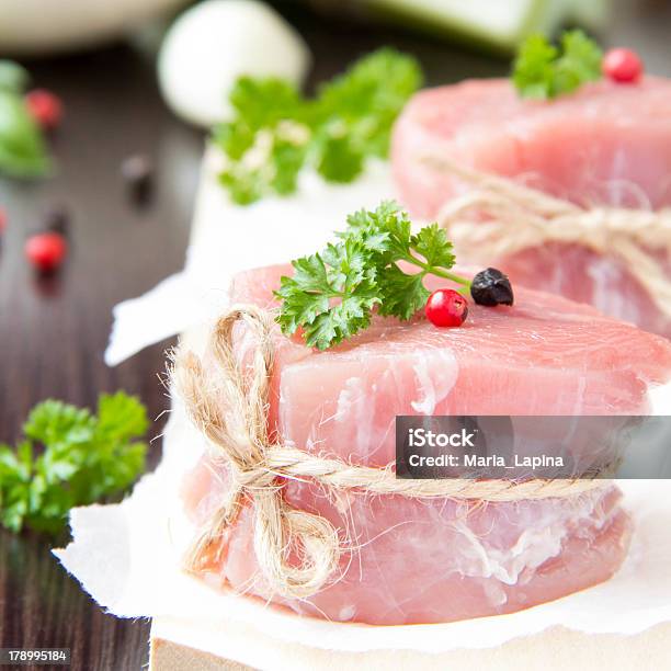 Filete De Carne Fresca De Materias Primas Con Especias Y Hierbas Foto de stock y más banco de imágenes de Alimento