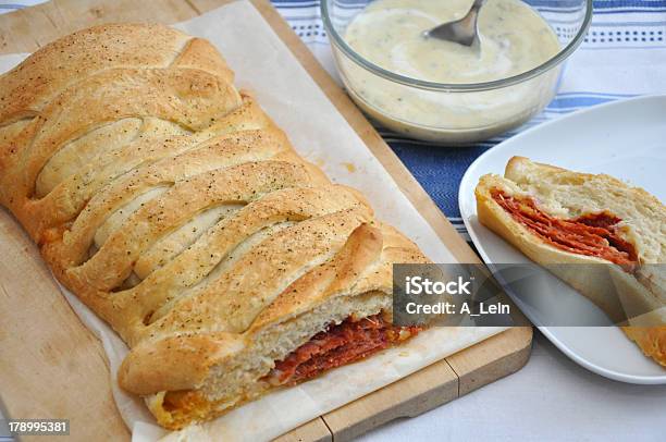 Stromboliwłoska Kanapka Wypełnione Z Szynką I Serem - zdjęcia stockowe i więcej obrazów Bochenek chleba