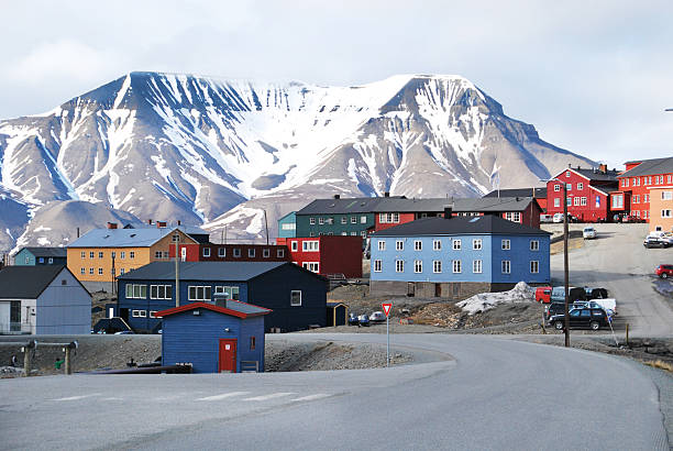 longyearbyen, svalbard. - svalbard islands photos et images de collection