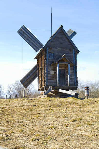 старый деревянный ветряная мельница в malye karely. архангельск - архангельск стоковые фото и изображения
