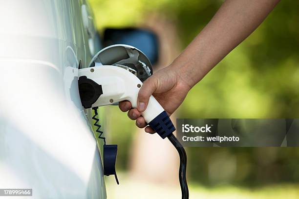 Foto de Carga De Bateria De Carro Elétrico e mais fotos de stock de Carregamento - Eletricidade - Carregamento - Eletricidade, Carro elétrico, Veículo elétrico