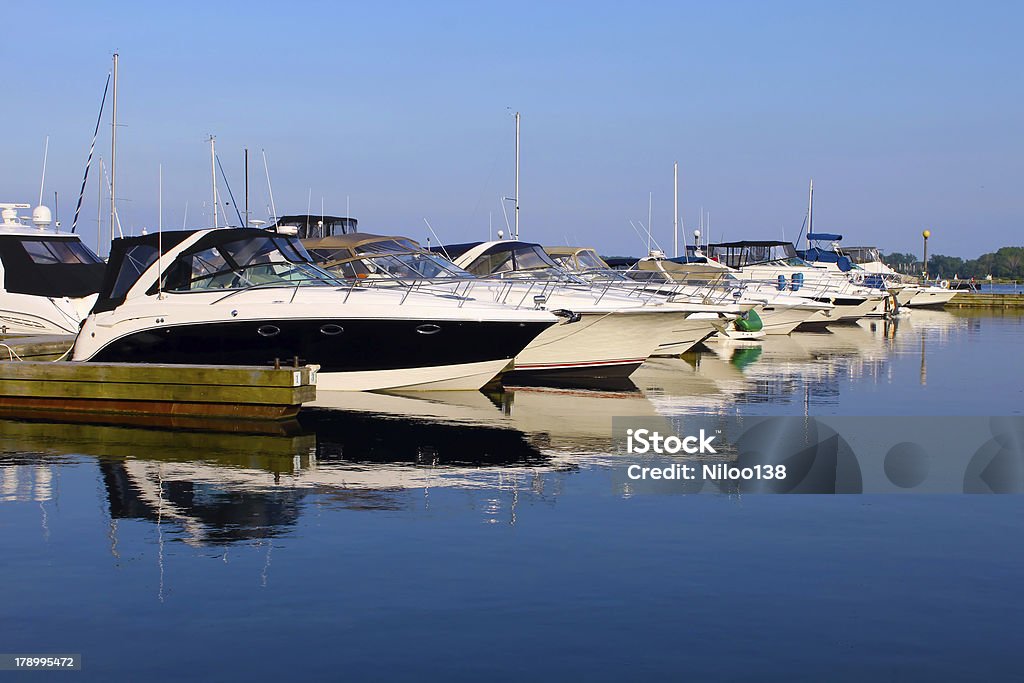 Barcos ancorados na marina - Foto de stock de Marina royalty-free