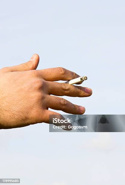 Uomo Di Fumo - Fotografie stock e altre immagini di Ambientazione esterna - Ambientazione esterna, Assuefazione, Bianco