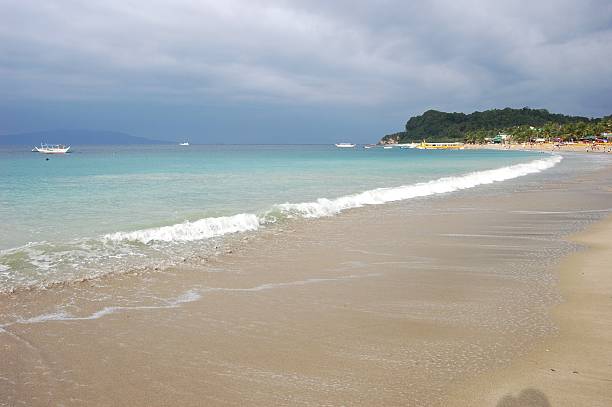 bianco spiaggia-mindoro, filippine - puerto galera foto e immagini stock