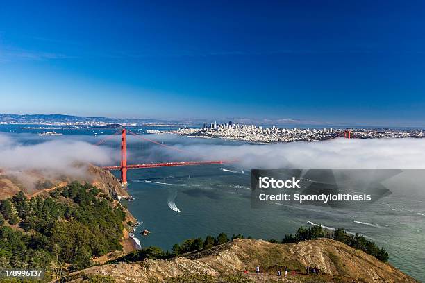 Golden Gate Bridge Und San Franciscointernetverbindung Im Nebel Stockfoto und mehr Bilder von Architektur