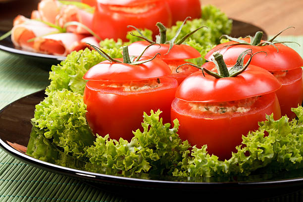 tomates rellenos - stuffed tomato fotografías e imágenes de stock