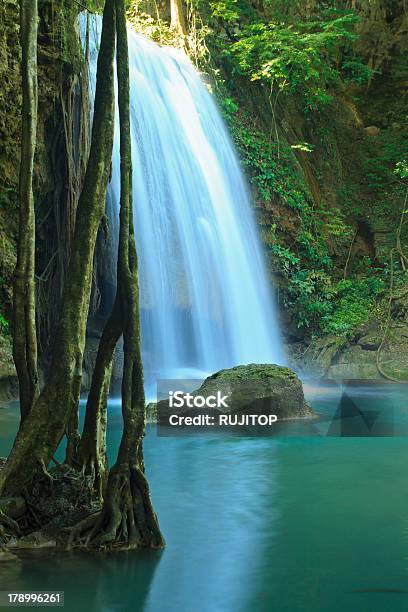 Foto de Cataratas De Erawan Em Kanchanaburi Tailândia e mais fotos de stock de Beleza natural - Natureza - Beleza natural - Natureza, Cascata, Corredeira - Rio