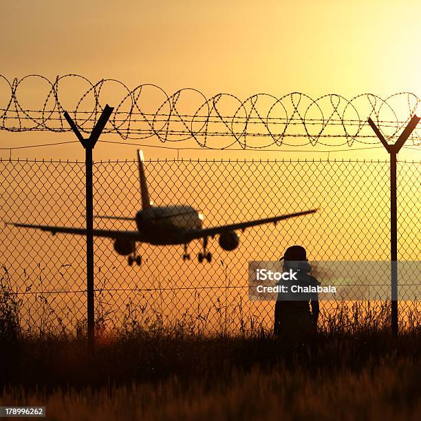 Flughafen Den Sonnenuntergang Stockfoto und mehr Bilder von Luftfahrzeug - Luftfahrzeug, Zaun, Eine Person