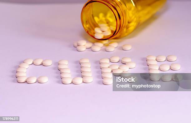 Tabletki Z Bottel Cure - zdjęcia stockowe i więcej obrazów Bez ludzi - Bez ludzi, Białe tło, Bliskie zbliżenie