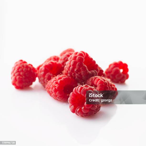 Raspberries Sobre Fondo Blanco Foto de stock y más banco de imágenes de Alimento - Alimento, Comida gourmet, Comida sana