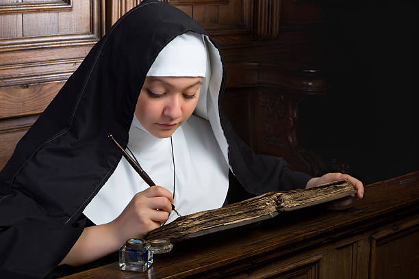 livre vintage religieuse avec - nun catholicism praying women photos et images de collection