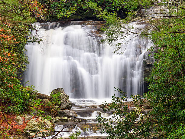 meigs falls in den great smoky mountains national park - great smoky mountains great smoky mountains national park mountain smoke stock-fotos und bilder