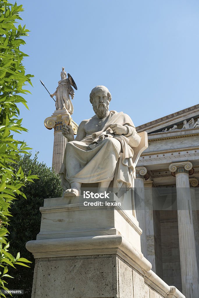 Sócrates y atenea frente a la academia de atenas - Foto de stock de Aire libre libre de derechos