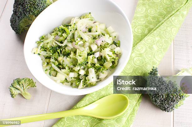 Foto de Tigela De Green Brócolis E Salada De Pepino e mais fotos de stock de Alimentação Saudável - Alimentação Saudável, Antepasto, Branco