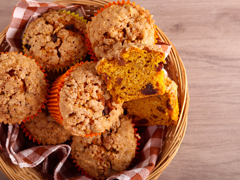Spicy streusel topping pumpkin cakes with raisin