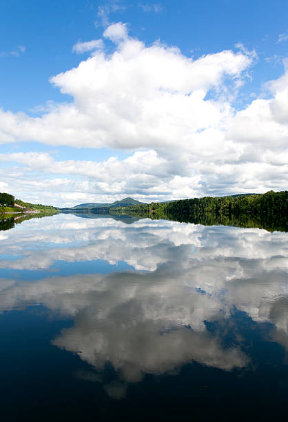 Lago na Noruega com nuvens de reflexão - fotografia de stock