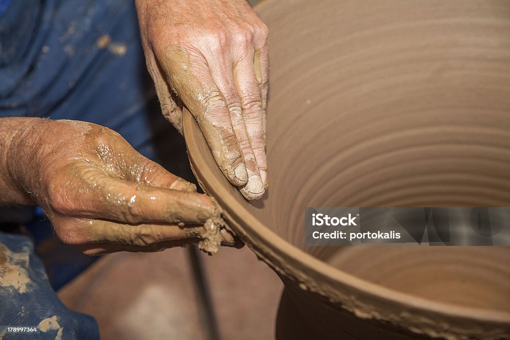 Aislador funciona con arcilla en cerámica de tipo estudio - Foto de stock de Alfarero libre de derechos
