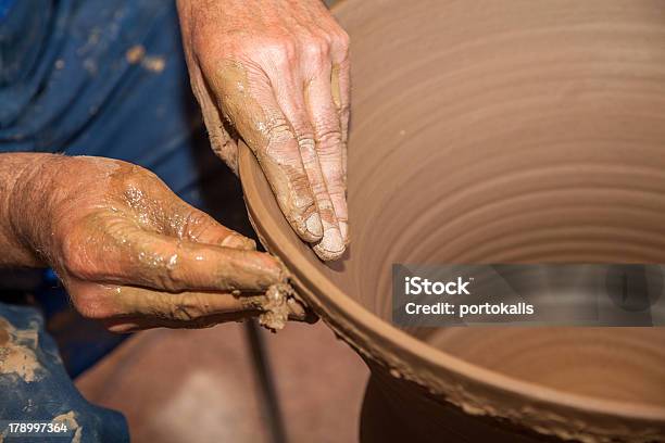 Aislador Funciona Con Arcilla En Cerámica De Tipo Estudio Foto de stock y más banco de imágenes de Alfarero