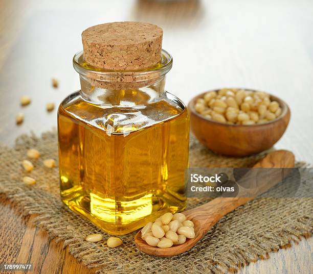 Olio Di Pinoli - Fotografie stock e altre immagini di Bicchiere - Bicchiere, Bottiglia, Cibo