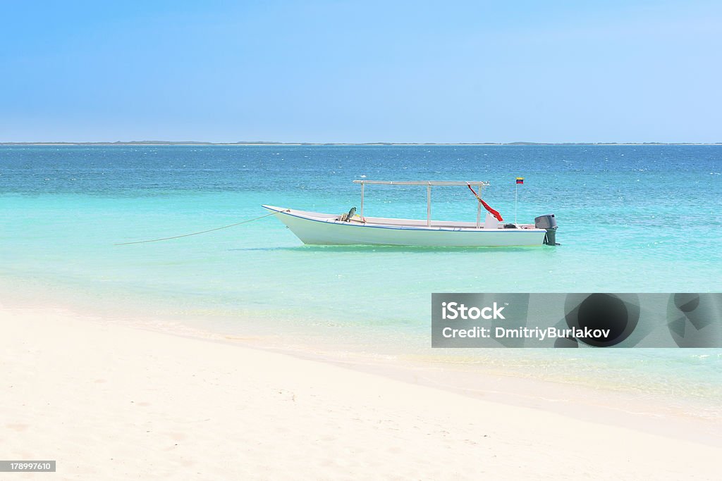 Lancha branco na praia - Foto de stock de Venezuela royalty-free
