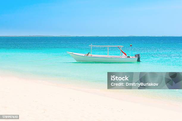 Foto de Lancha Branco Na Praia e mais fotos de stock de Venezuela - Venezuela, Los Roques, Roques de Garcia