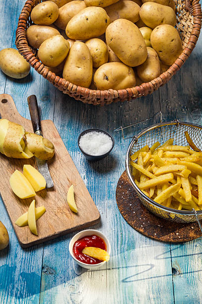 frische hausgemachte pommes frites - french fries fast food french fries raw raw potato stock-fotos und bilder